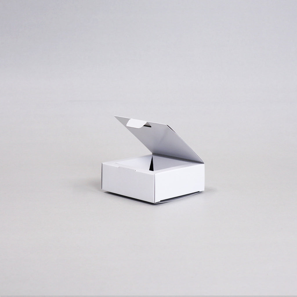 Soap box with integrated divider